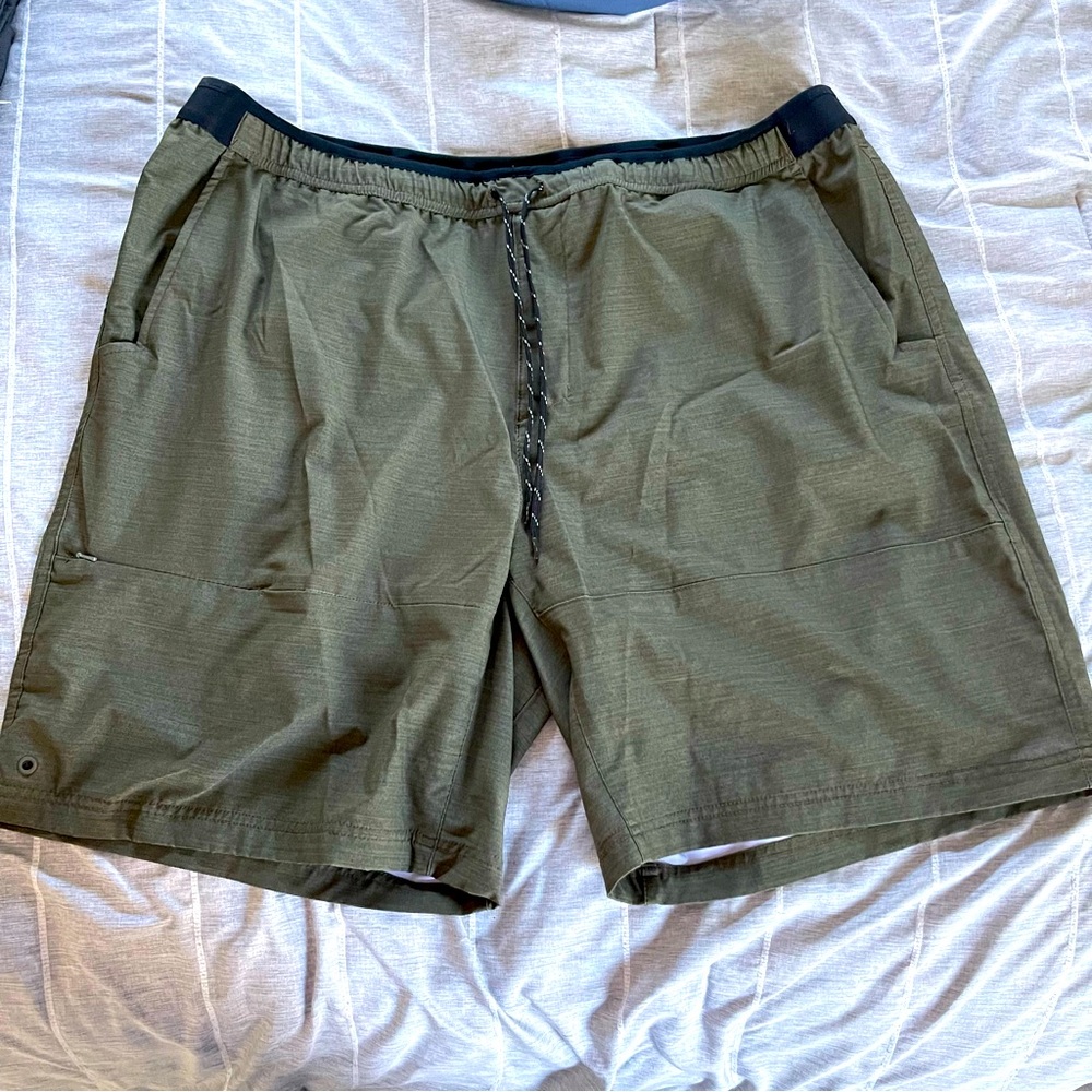 Columbia Mens Olive Shorts (XXL)
